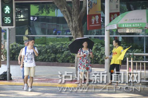 絕大多數(shù)市民都做到了自覺禮讓斑馬線，不橫穿馬路，不翻越欄桿，做到車讓人、人讓車2.JPG