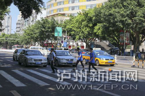 四川警察學院前的斑馬線沒有紅綠燈，但過往車輛見到有行人過斑馬線都會禮讓行人